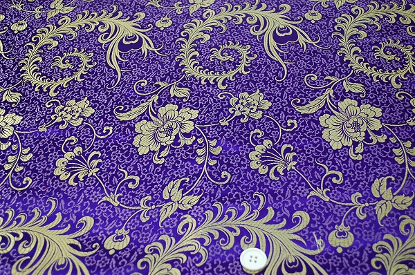 よさこいなど衣装などに最適な　チャイナドレス生地・チャイナ生地　羽根と牡丹・紫×金 