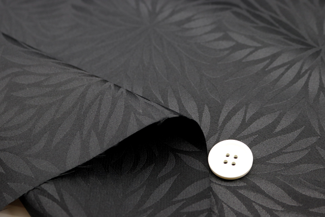 イベントや衣装に最適な光沢感のある素材　ポリエステル綸子　むじな菊　黒  