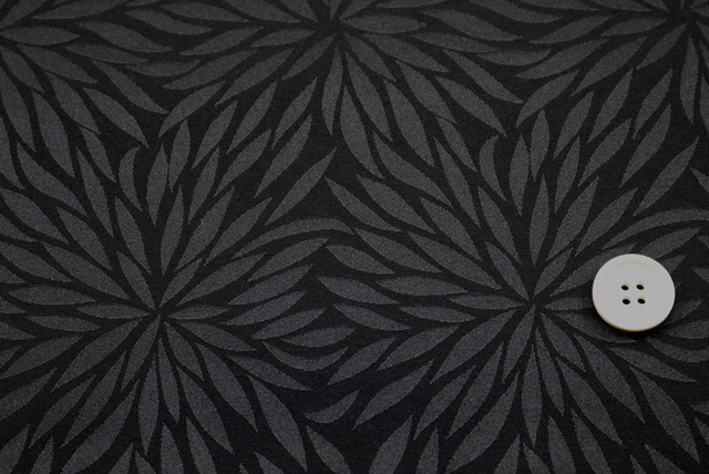 イベントや衣装に最適な光沢感のある素材　ポリエステル綸子　むじな菊　黒  