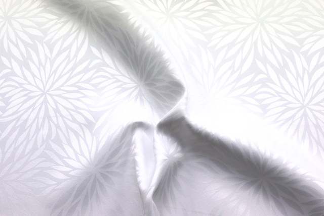 イベントや衣装に最適な光沢感のある素材　ポリエステル綸子　むじな菊　白  