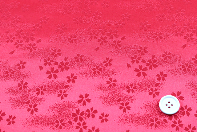 イベントや衣装に最適な光沢感のある素材　ポリエステル綸子　霞桜　赤 