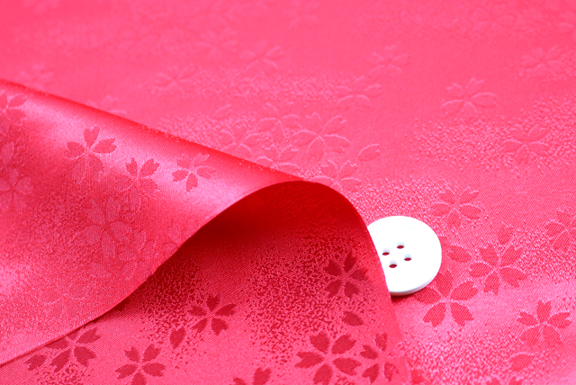 イベントや衣装に最適な光沢感のある素材　ポリエステル綸子　霞桜　赤 