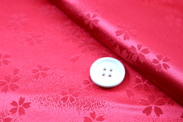 イベントや衣装に最適な光沢感のある素材　ポリエステル綸子　霞桜　赤 