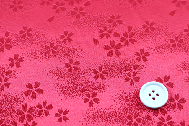 イベントや衣装に最適な光沢感のある素材　ポリエステル綸子　霞桜　赤 