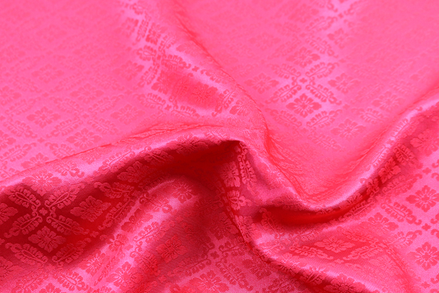 イベントや衣装に最適な光沢感のある素材　ポリエステル綸子　菊菱　赤 