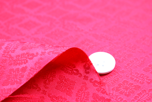 イベントや衣装に最適な光沢感のある素材　ポリエステル綸子　菊菱　赤 