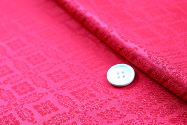 イベントや衣装に最適な光沢感のある素材　ポリエステル綸子　菊菱　赤 