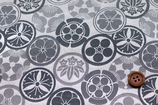 イベントや衣装に最適な光沢感のある素材　T／Cジャガード　家紋柄　銀鼠 