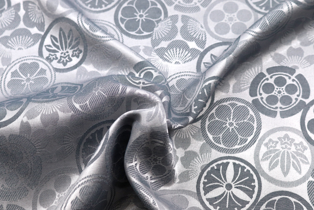 イベントや衣装に最適な光沢感のある素材　T／Cジャガード　家紋柄　銀鼠 