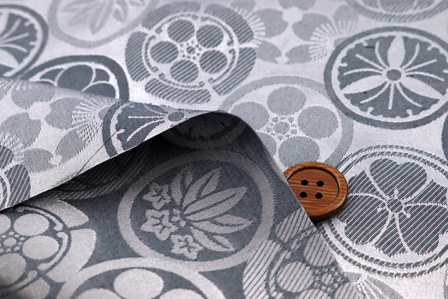 イベントや衣装に最適な光沢感のある素材　T／Cジャガード　家紋柄　銀鼠 