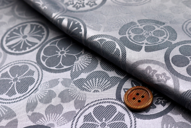 イベントや衣装に最適な光沢感のある素材　T／Cジャガード　家紋柄　銀鼠 