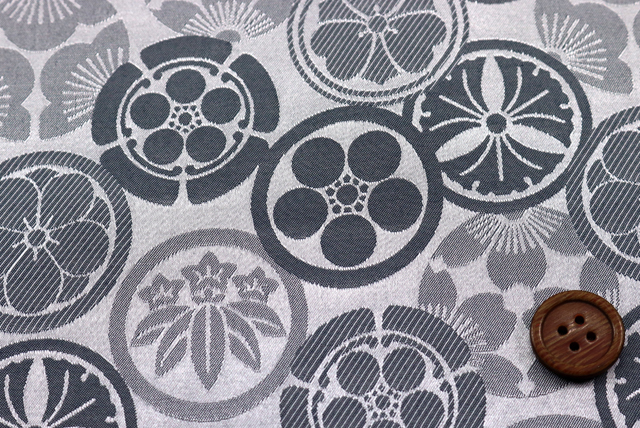 イベントや衣装に最適な光沢感のある素材　T／Cジャガード　家紋柄　銀鼠 