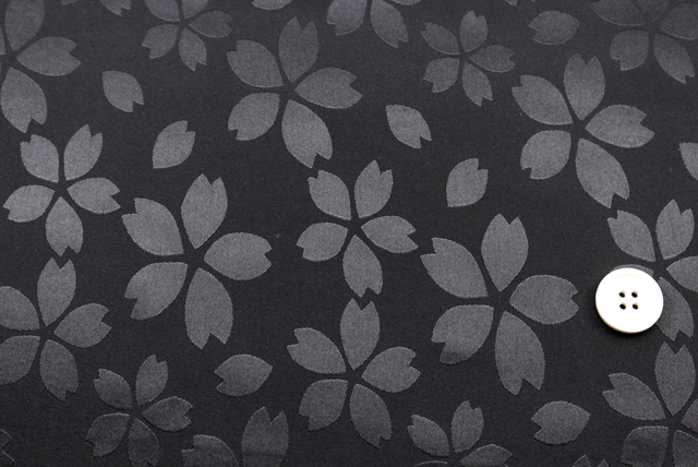 イベントや衣装に最適な光沢感のある素材　ポリエステル綸子　桜尽くし　黒  