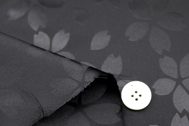 イベントや衣装に最適な光沢感のある素材　ポリエステル綸子　桜尽くし　黒  