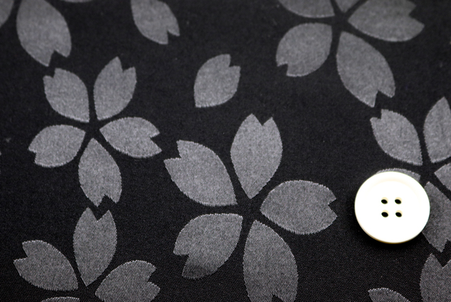 イベントや衣装に最適な光沢感のある素材　ポリエステル綸子　桜尽くし　黒  