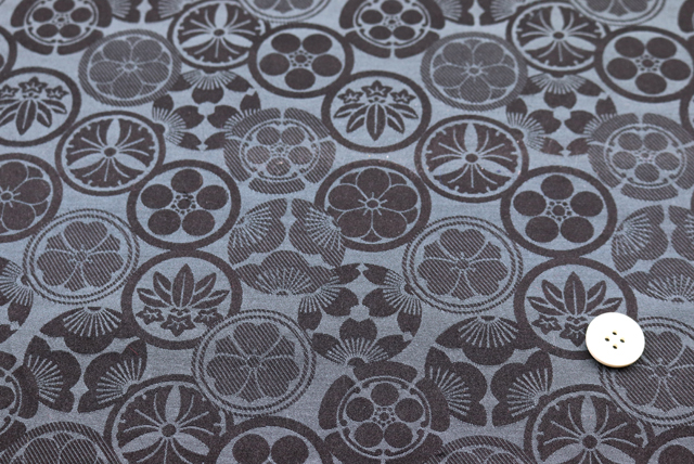 イベントや衣装に最適な光沢感のある素材　T／Cジャガード　家紋柄　紺 