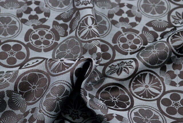 イベントや衣装に最適な光沢感のある素材　T／Cジャガード　家紋柄　紺 