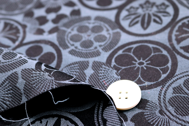 イベントや衣装に最適な光沢感のある素材　T／Cジャガード　家紋柄　紺 