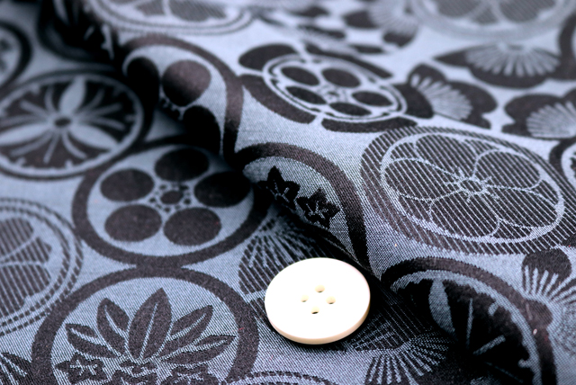 イベントや衣装に最適な光沢感のある素材　T／Cジャガード　家紋柄　紺 