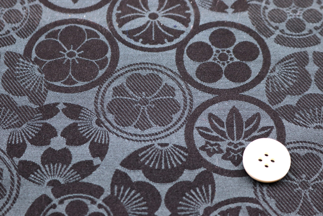 イベントや衣装に最適な光沢感のある素材　T／Cジャガード　家紋柄　紺 