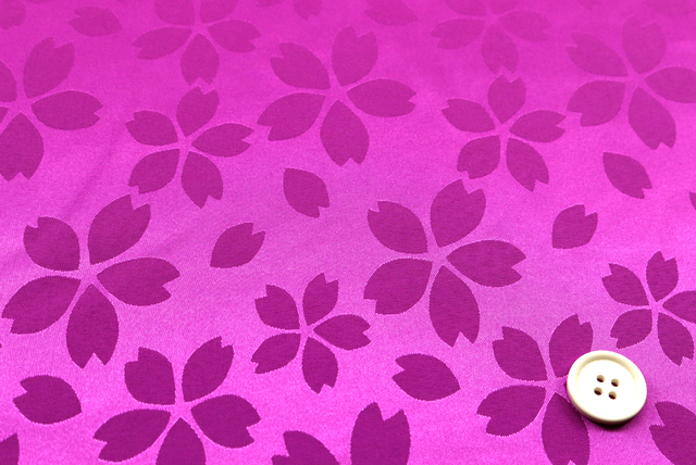 イベントや衣装に最適な光沢感のある素材　ポリエステル綸子　桜尽くし　紫ピンク 