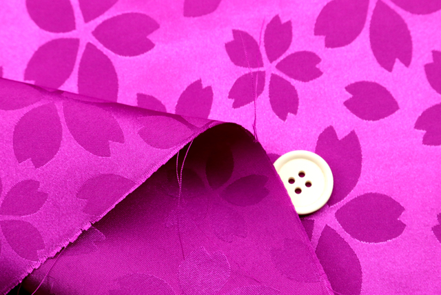 イベントや衣装に最適な光沢感のある素材　ポリエステル綸子　桜尽くし　紫ピンク  