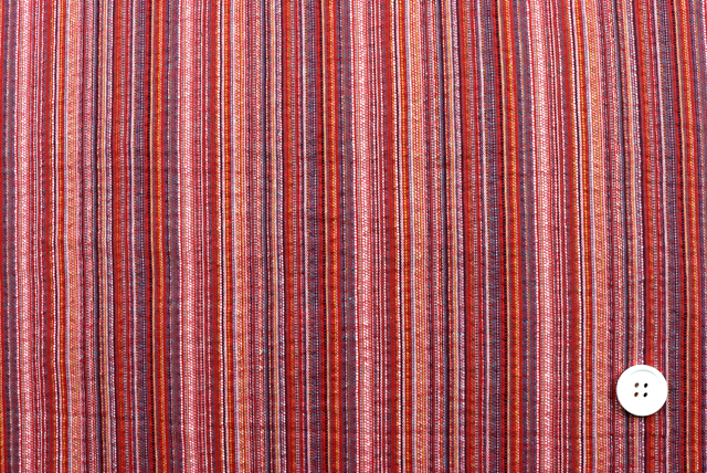 浴衣や甚平に最適な しじら織りストライプ生地 薄赤系 全体