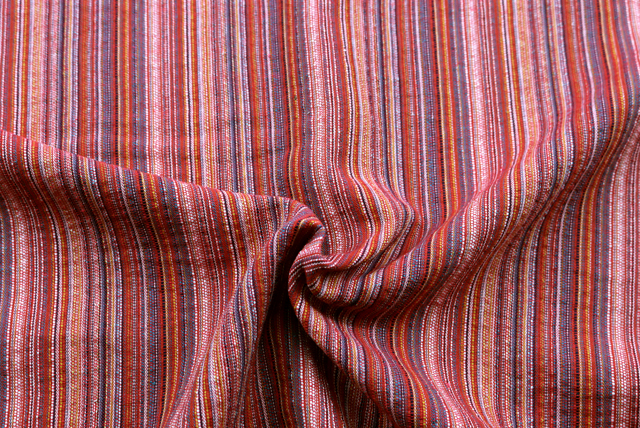 しじら織りストライプ生地 薄赤系 ドレープ感