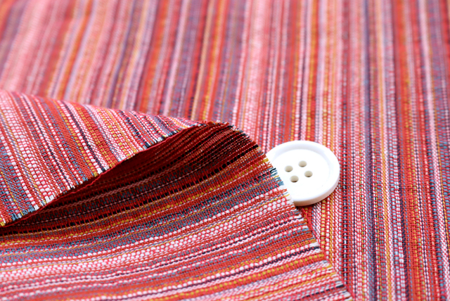 しじら織りストライプ生地 薄赤系 生地アップ