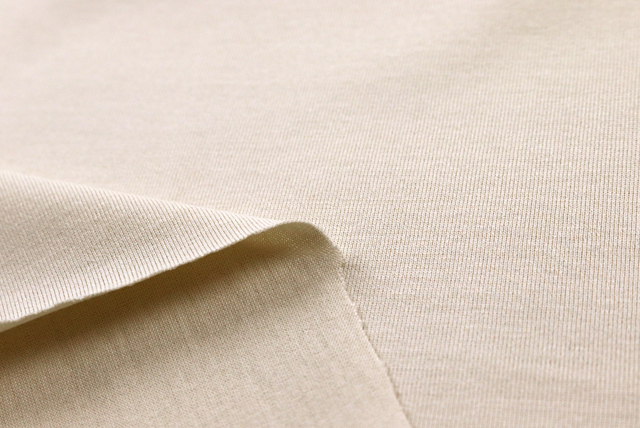お値打ちな1.5mカット コットン天竺ニット サンドベージュ めくった状態（厚み感の参考）