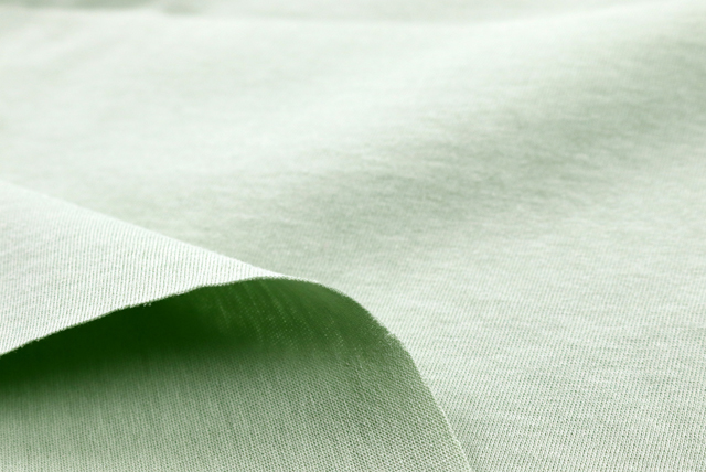 お値打ちな1.5mカット コットン天竺ニット アスパラグリーン めくった状態（厚み感の参考）