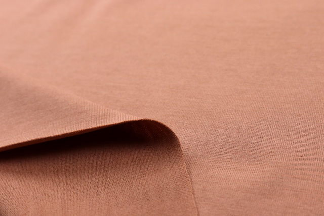 お値打ちな1.5mカット コットン天竺ニット うす赤茶 めくった状態（厚み感の参考）