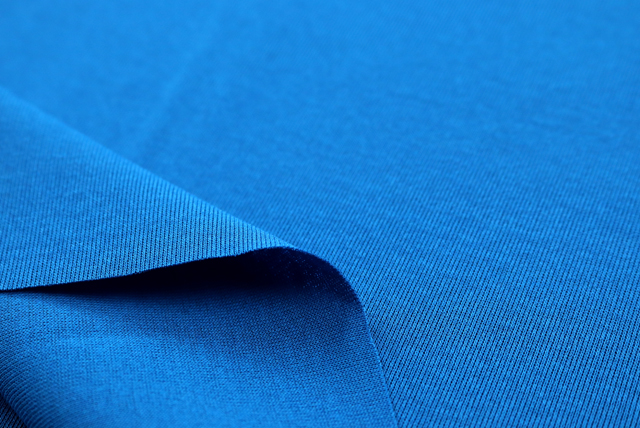 お値打ちな1.5mカット コットンリブニット くすんだ青 めくった状態（厚み感の参考）