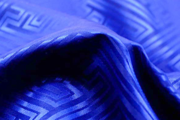 イベントや衣装に最適な光沢感のある素材　ポリエステルジャガード　紗綾形　ロイヤルブルー  