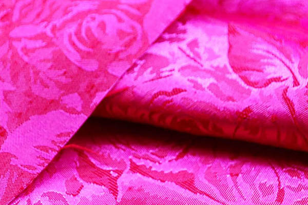 イベントや衣装に最適な光沢感のある素材　サテンシャンブレーシャンタン　ローズジャガード　チェリーピンク×ピンク  