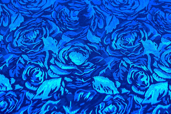 イベントや衣装に最適な光沢感のある素材　サテンシャンブレーシャンタン　ローズジャガード　ロイヤルブルー×青 