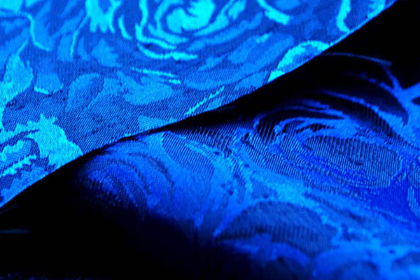 イベントや衣装に最適な光沢感のある素材　サテンシャンブレーシャンタン　ローズジャガード　ロイヤルブルー×青  