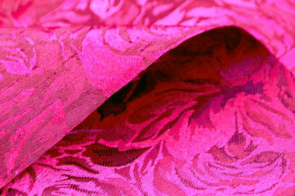 イベントや衣装に最適な光沢感のある素材　サテンシャンブレーシャンタン　ローズジャガード　ダークチェリー×赤紫  