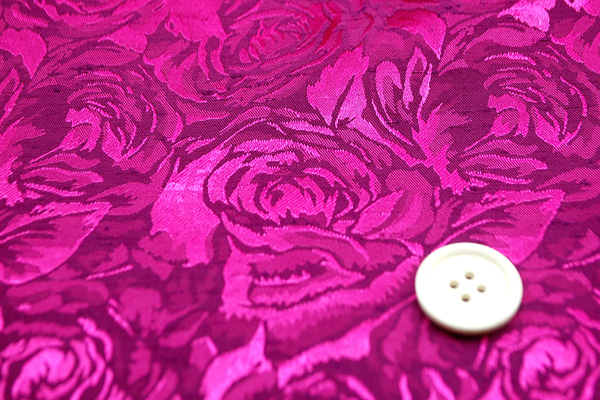 イベントや衣装に最適な光沢感のある素材　サテンシャンブレーシャンタン　ローズジャガード　ダークチェリー×赤紫  