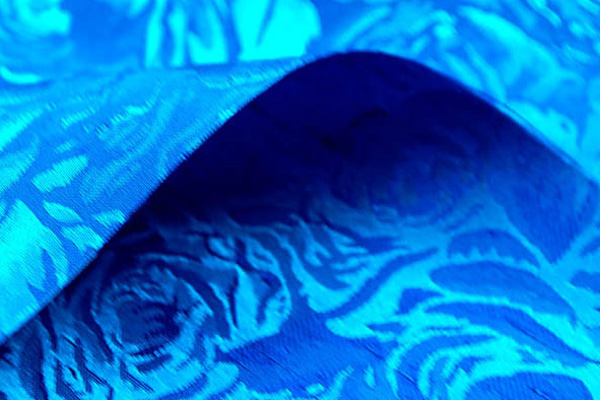 イベントや衣装に最適な光沢感のある素材　サテンシャンブレーシャンタン　ローズジャガード　ターコイズブルー×サックス  
