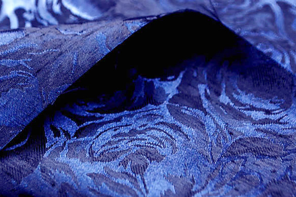 イベントや衣装に最適な光沢感のある素材　サテンシャンブレーシャンタン　ローズジャガード　ネイビー×紺  