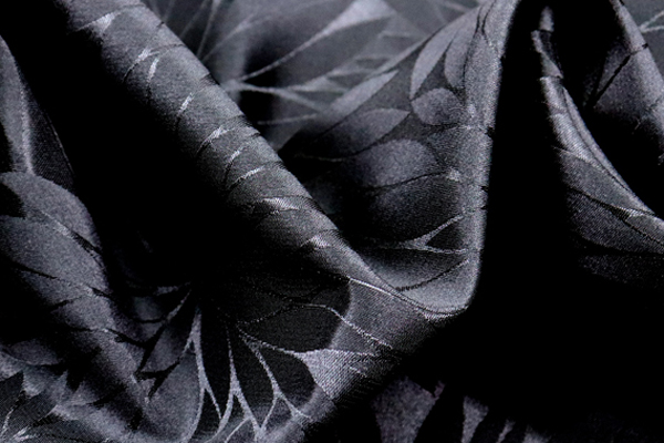イベントや衣装に最適な光沢感のある素材　ポリエステルジャガード　菊の柄　黒  