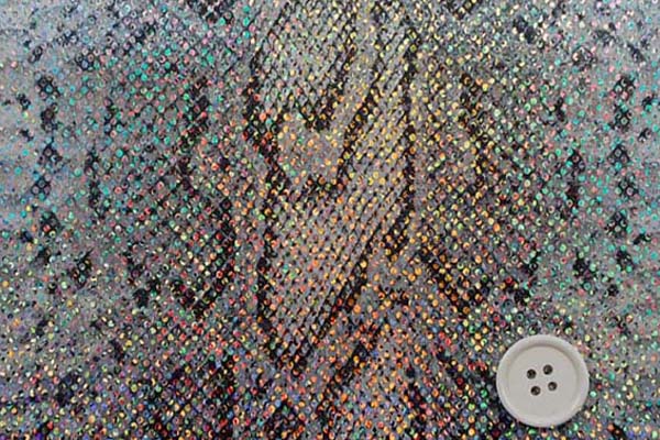 多彩に輝くホログラムのロイヤルスムース　パイソン柄（大蛇）　グレー系