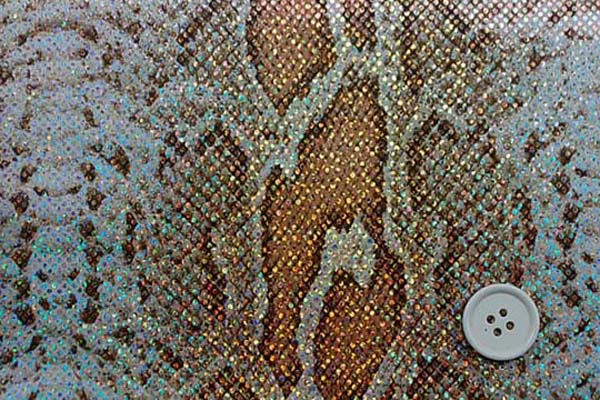 多彩に輝くホログラムのロイヤルスムース　パイソン柄（大蛇）　ベージュ系