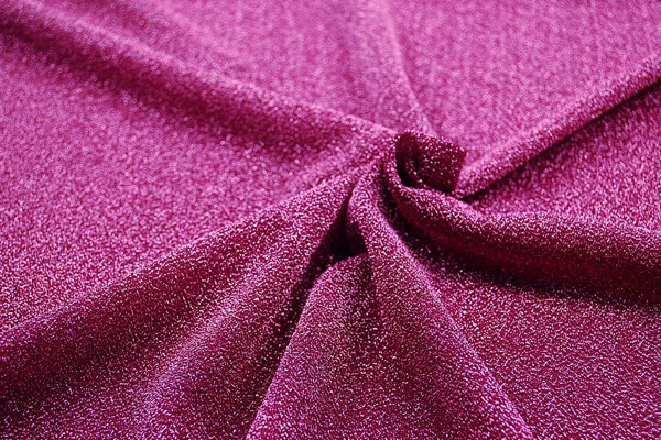 イベントや衣装に最適な光沢感のある素材　ラメ入りニット　赤紫  