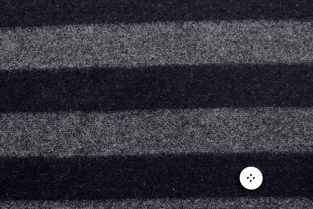 ビッグボーダー圧縮ウールニット 黒×グレイ ボタン比較