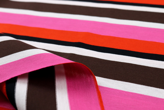 マルチカラー ボーダー天竺ニット 赤系 生地端のアップ（江戸ッ子 210ya）