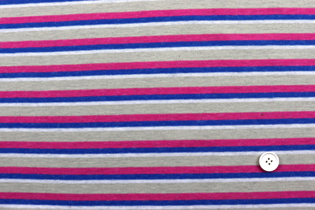 マルチカラーボーダープリント 天竺ニット ピンク&times;ブルー&times;グレイ 全体と2cmボタン比較（江戸ッ子 210ya）