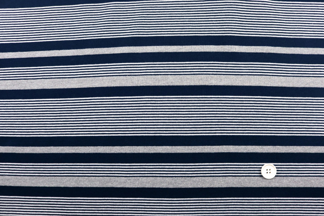 ランダムボーダー 天竺ニット 紺&times;グレイ 全体と2cmボタン比較（江戸ッ子 210ya）