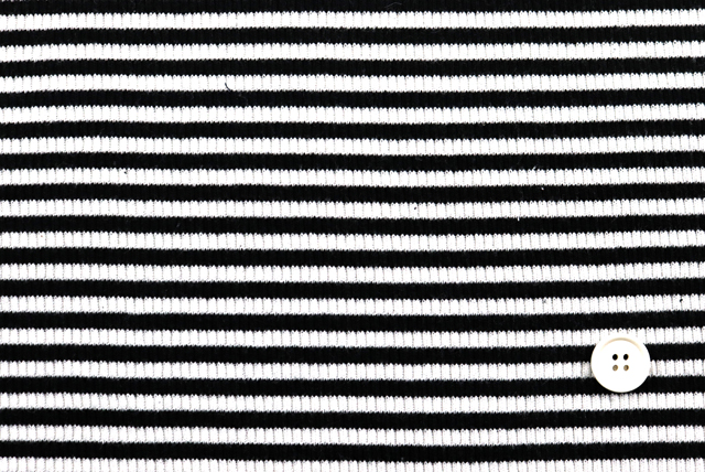 ボーダーリブニット 白×黒 全体の平面とボーダー柄の見え方（江戸ッ子 210ya）